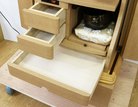 創価学会仏壇買取専門店桜梅桃李.comより家具調電動中古仏壇657金剛堂モンブランの発売を致します。こちらのお仏壇は、クリーニングメンテナンス・電動機械の調整済みです。チーク色のお仏壇ですのでお部屋に溶け込みます。どの部屋にも違和感なく溶け込みます。青年部・独立・新入会・進学・一人暮らしの女子部・男子部・学生部・また新婚引っ越しにも人気の格安仏壇です。