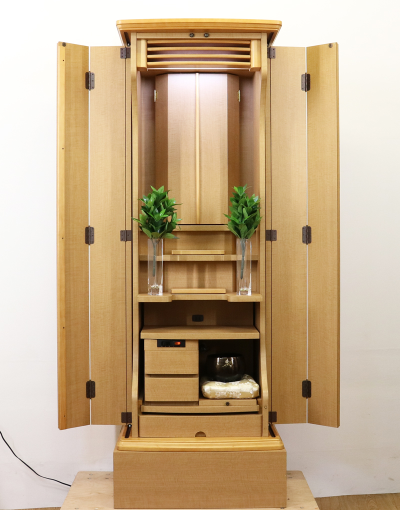 創価学会仏壇買取専門店桜梅桃李.comより家具調電動中古仏壇657金剛堂モンブランの発売を致します。こちらのお仏壇は、クリーニングメンテナンス・電動機械の調整済みです。チーク色のお仏壇ですのでお部屋に溶け込みます。どの部屋にも違和感なく溶け込みます。青年部・独立・新入会・進学・一人暮らしの女子部・男子部・学生部・また新婚引っ越しにも人気の格安仏壇です。