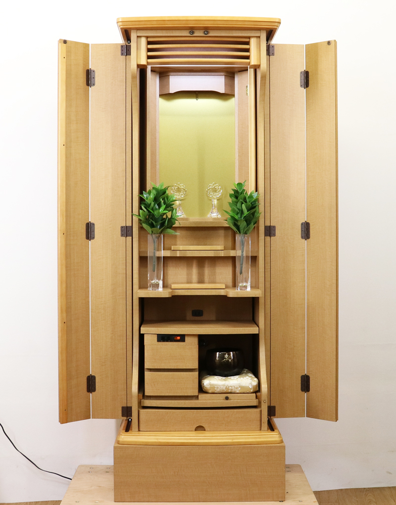 創価学会仏壇買取専門店桜梅桃李.comより家具調電動中古仏壇657金剛堂モンブランの発売を致します。こちらのお仏壇は、クリーニングメンテナンス・電動機械の調整済みです。チーク色のお仏壇ですのでお部屋に溶け込みます。どの部屋にも違和感なく溶け込みます。青年部・独立・新入会・進学・一人暮らしの女子部・男子部・学生部・また新婚引っ越しにも人気の格安仏壇です。