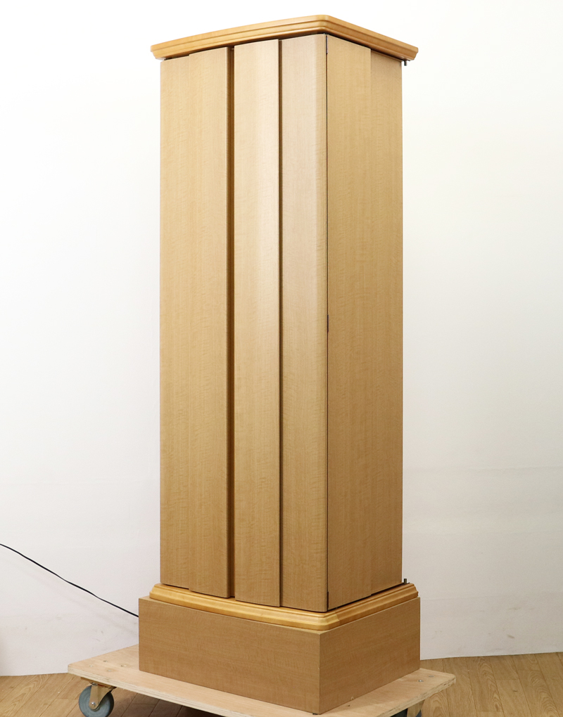 創価学会仏壇買取専門店桜梅桃李.comより家具調電動中古仏壇657金剛堂モンブランの発売を致します。こちらのお仏壇は、クリーニングメンテナンス・電動機械の調整済みです。チーク色のお仏壇ですのでお部屋に溶け込みます。どの部屋にも違和感なく溶け込みます。青年部・独立・新入会・進学・一人暮らしの女子部・男子部・学生部・また新婚引っ越しにも人気の格安仏壇です。