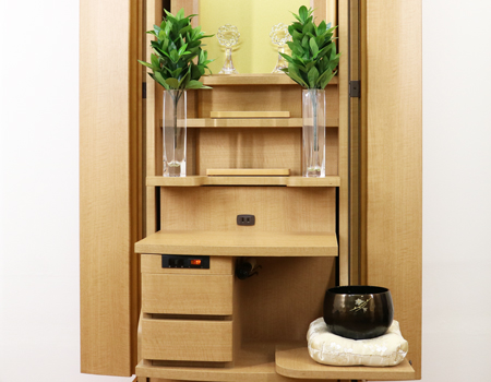 創価学会仏壇買取専門店桜梅桃李.comより家具調電動中古仏壇657金剛堂モンブランの発売を致します。こちらのお仏壇は、クリーニングメンテナンス・電動機械の調整済みです。チーク色のお仏壇ですのでお部屋に溶け込みます。どの部屋にも違和感なく溶け込みます。青年部・独立・新入会・進学・一人暮らしの女子部・男子部・学生部・また新婚引っ越しにも人気の格安仏壇です。