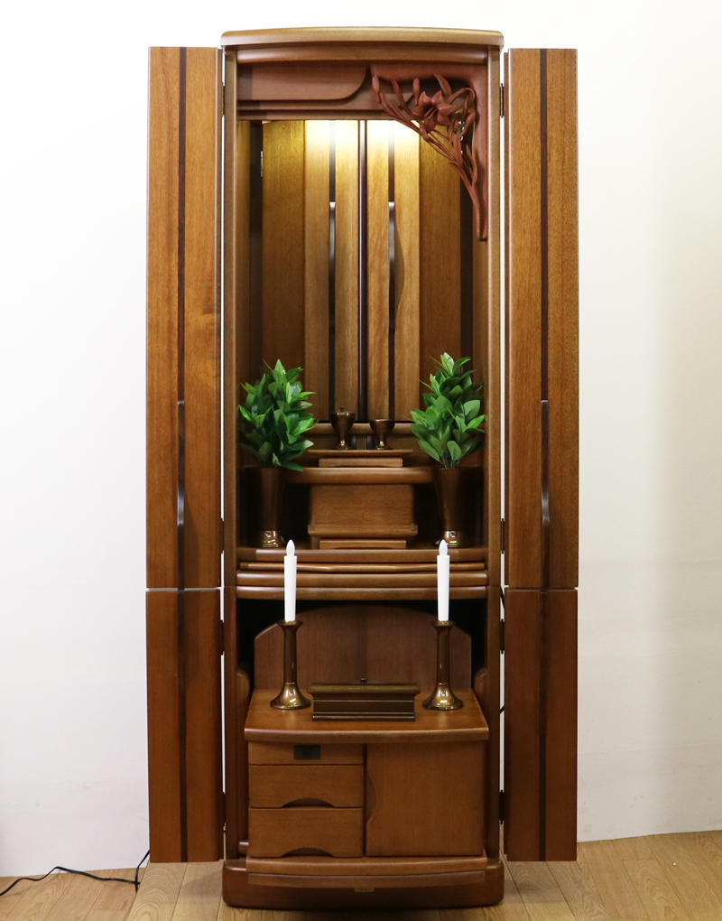 創価学会仏壇専門店桜梅桃李より中古家具調仏壇658発売いたしました。金剛堂ニヤトーヨーロピアン木のやさしさ溢れる空間を演出できますリビング・洋室・一人暮らしに最適です。金剛堂「ニヤトーヨーロピアン」です。  造りこまれたデザインで、女子部婦人部に大人気の商品となっております。 製品名 	創価学会家具調中古仏壇629金剛堂ニヤトーヨーロピアン 製造国 	- 種別 	家具調仏壇 サイズ 	  仏壇全体: 高さ152.5cm x 幅49cm x 奥行き49.5cm  厨子内寸: 54cm x34.5 cm  扉二つ折り:約75cm  扉最大幅:約94cm    	  材質 	ニヤト―・MDF・無垢材 機能 	壊れにくいスイッチ式自動扉・照明・引き出3箇所