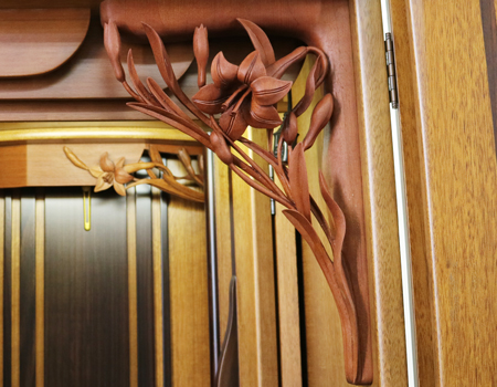 創価学会仏壇専門店桜梅桃李より中古家具調仏壇658発売いたしました。金剛堂ニヤトーヨーロピアン木のやさしさ溢れる空間を演出できますリビング・洋室・一人暮らしに最適です。金剛堂「ニヤトーヨーロピアン」です。  造りこまれたデザインで、女子部婦人部に大人気の商品となっております。 製品名 	創価学会家具調中古仏壇629金剛堂ニヤトーヨーロピアン 製造国 	- 種別 	家具調仏壇 サイズ 	  仏壇全体: 高さ152.5cm x 幅49cm x 奥行き49.5cm  厨子内寸: 54cm x34.5 cm  扉二つ折り:約75cm  扉最大幅:約94cm    	  材質 	ニヤト―・MDF・無垢材 機能 	壊れにくいスイッチ式自動扉・照明・引き出3箇所