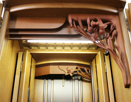 創価学会仏壇専門店桜梅桃李より中古家具調仏壇658発売いたしました。金剛堂ニヤトーヨーロピアン木のやさしさ溢れる空間を演出できますリビング・洋室・一人暮らしに最適です。金剛堂「ニヤトーヨーロピアン」です。  造りこまれたデザインで、女子部婦人部に大人気の商品となっております。 製品名 	創価学会家具調中古仏壇629金剛堂ニヤトーヨーロピアン 製造国 	- 種別 	家具調仏壇 サイズ 	  仏壇全体: 高さ152.5cm x 幅49cm x 奥行き49.5cm  厨子内寸: 54cm x34.5 cm  扉二つ折り:約75cm  扉最大幅:約94cm    	  材質 	ニヤト―・MDF・無垢材 機能 	壊れにくいスイッチ式自動扉・照明・引き出3箇所