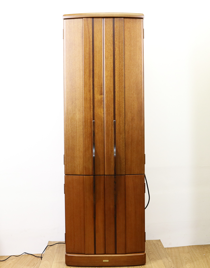 創価学会仏壇専門店桜梅桃李より中古家具調仏壇658発売いたしました。金剛堂ニヤトーヨーロピアン木のやさしさ溢れる空間を演出できますリビング・洋室・一人暮らしに最適です。金剛堂「ニヤトーヨーロピアン」です。  造りこまれたデザインで、女子部婦人部に大人気の商品となっております。 製品名 	創価学会家具調中古仏壇629金剛堂ニヤトーヨーロピアン 製造国 	- 種別 	家具調仏壇 サイズ 	  仏壇全体: 高さ152.5cm x 幅49cm x 奥行き49.5cm  厨子内寸: 54cm x34.5 cm  扉二つ折り:約75cm  扉最大幅:約94cm    	  材質 	ニヤト―・MDF・無垢材 機能 	壊れにくいスイッチ式自動扉・照明・引き出3箇所