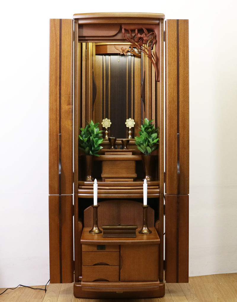 創価学会仏壇専門店桜梅桃李より中古家具調仏壇658発売いたしました。金剛堂ニヤトーヨーロピアン木のやさしさ溢れる空間を演出できますリビング・洋室・一人暮らしに最適です。金剛堂「ニヤトーヨーロピアン」です。  造りこまれたデザインで、女子部婦人部に大人気の商品となっております。 製品名 	創価学会家具調中古仏壇629金剛堂ニヤトーヨーロピアン 製造国 	- 種別 	家具調仏壇 サイズ 	  仏壇全体: 高さ152.5cm x 幅49cm x 奥行き49.5cm  厨子内寸: 54cm x34.5 cm  扉二つ折り:約75cm  扉最大幅:約94cm    	  材質 	ニヤト―・MDF・無垢材 機能 	壊れにくいスイッチ式自動扉・照明・引き出3箇所