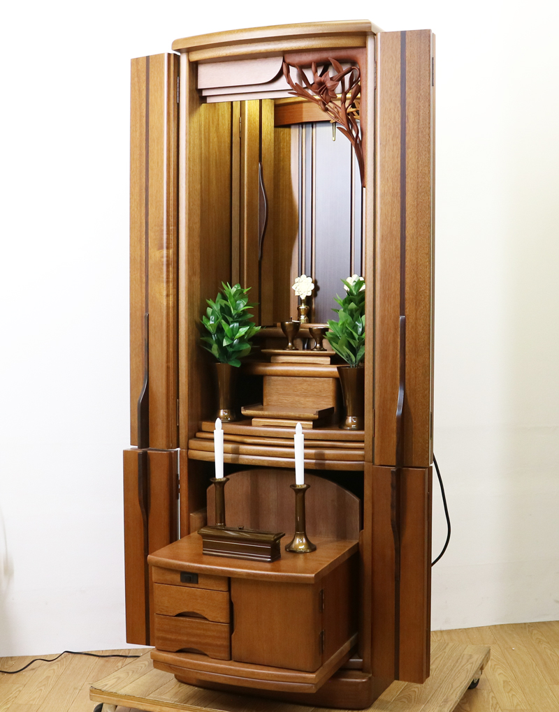 創価学会仏壇専門店桜梅桃李より中古家具調仏壇658発売いたしました。金剛堂ニヤトーヨーロピアン木のやさしさ溢れる空間を演出できますリビング・洋室・一人暮らしに最適です。金剛堂「ニヤトーヨーロピアン」です。  造りこまれたデザインで、女子部婦人部に大人気の商品となっております。 製品名 	創価学会家具調中古仏壇629金剛堂ニヤトーヨーロピアン 製造国 	- 種別 	家具調仏壇 サイズ 	  仏壇全体: 高さ152.5cm x 幅49cm x 奥行き49.5cm  厨子内寸: 54cm x34.5 cm  扉二つ折り:約75cm  扉最大幅:約94cm    	  材質 	ニヤト―・MDF・無垢材 機能 	壊れにくいスイッチ式自動扉・照明・引き出3箇所