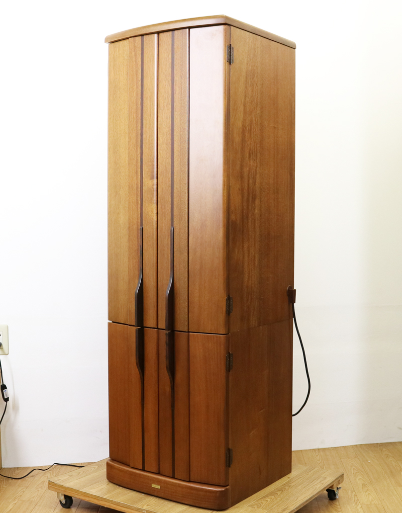 創価学会仏壇専門店桜梅桃李より中古家具調仏壇658発売いたしました。金剛堂ニヤトーヨーロピアン木のやさしさ溢れる空間を演出できますリビング・洋室・一人暮らしに最適です。金剛堂「ニヤトーヨーロピアン」です。  造りこまれたデザインで、女子部婦人部に大人気の商品となっております。 製品名 	創価学会家具調中古仏壇629金剛堂ニヤトーヨーロピアン 製造国 	- 種別 	家具調仏壇 サイズ 	  仏壇全体: 高さ152.5cm x 幅49cm x 奥行き49.5cm  厨子内寸: 54cm x34.5 cm  扉二つ折り:約75cm  扉最大幅:約94cm    	  材質 	ニヤト―・MDF・無垢材 機能 	壊れにくいスイッチ式自動扉・照明・引き出3箇所