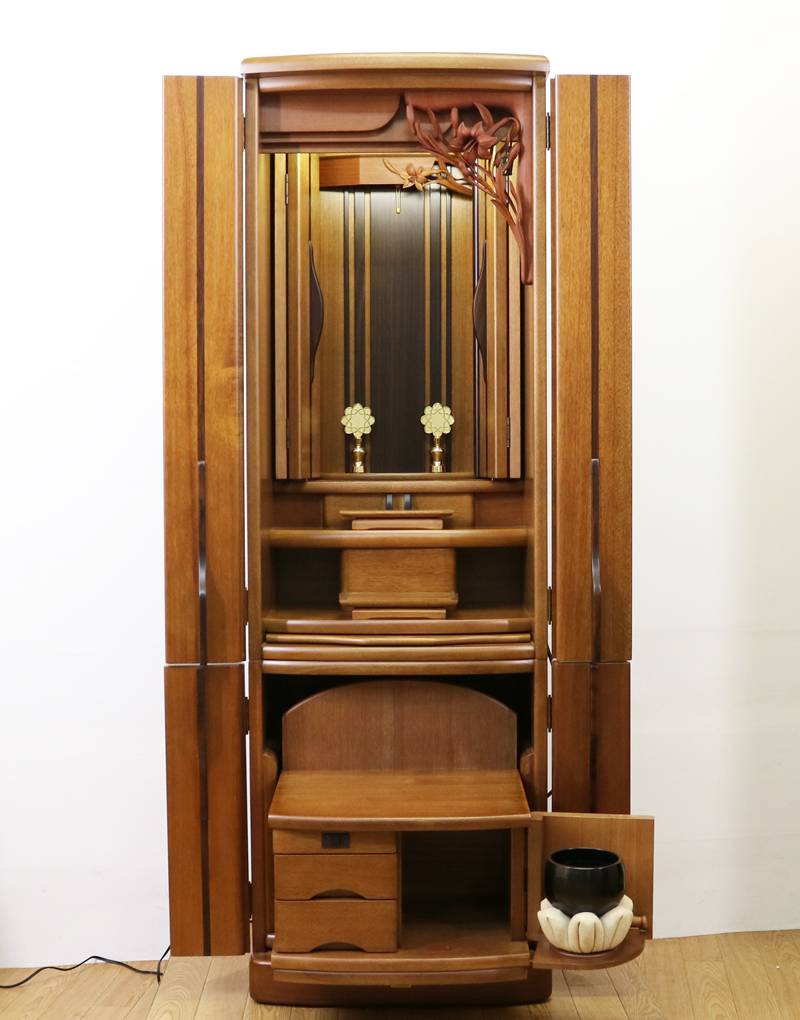 創価学会仏壇専門店桜梅桃李より中古家具調仏壇658発売いたしました。金剛堂ニヤトーヨーロピアン木のやさしさ溢れる空間を演出できますリビング・洋室・一人暮らしに最適です。金剛堂「ニヤトーヨーロピアン」です。  造りこまれたデザインで、女子部婦人部に大人気の商品となっております。 製品名 	創価学会家具調中古仏壇629金剛堂ニヤトーヨーロピアン 製造国 	- 種別 	家具調仏壇 サイズ 	  仏壇全体: 高さ152.5cm x 幅49cm x 奥行き49.5cm  厨子内寸: 54cm x34.5 cm  扉二つ折り:約75cm  扉最大幅:約94cm    	  材質 	ニヤト―・MDF・無垢材 機能 	壊れにくいスイッチ式自動扉・照明・引き出3箇所