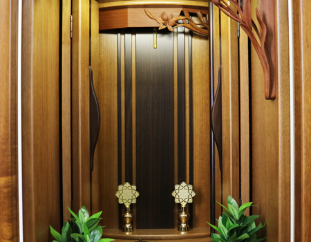 創価学会仏壇専門店桜梅桃李より中古家具調仏壇658発売いたしました。金剛堂ニヤトーヨーロピアン木のやさしさ溢れる空間を演出できますリビング・洋室・一人暮らしに最適です。金剛堂「ニヤトーヨーロピアン」です。  造りこまれたデザインで、女子部婦人部に大人気の商品となっております。 製品名 	創価学会家具調中古仏壇629金剛堂ニヤトーヨーロピアン 製造国 	- 種別 	家具調仏壇 サイズ 	  仏壇全体: 高さ152.5cm x 幅49cm x 奥行き49.5cm  厨子内寸: 54cm x34.5 cm  扉二つ折り:約75cm  扉最大幅:約94cm    	  材質 	ニヤト―・MDF・無垢材 機能 	壊れにくいスイッチ式自動扉・照明・引き出3箇所