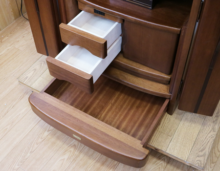 創価学会仏壇専門店桜梅桃李より中古家具調仏壇658発売いたしました。金剛堂ニヤトーヨーロピアン木のやさしさ溢れる空間を演出できますリビング・洋室・一人暮らしに最適です。金剛堂「ニヤトーヨーロピアン」です。  造りこまれたデザインで、女子部婦人部に大人気の商品となっております。 製品名 	創価学会家具調中古仏壇629金剛堂ニヤトーヨーロピアン 製造国 	- 種別 	家具調仏壇 サイズ 	  仏壇全体: 高さ152.5cm x 幅49cm x 奥行き49.5cm  厨子内寸: 54cm x34.5 cm  扉二つ折り:約75cm  扉最大幅:約94cm    	  材質 	ニヤト―・MDF・無垢材 機能 	壊れにくいスイッチ式自動扉・照明・引き出3箇所