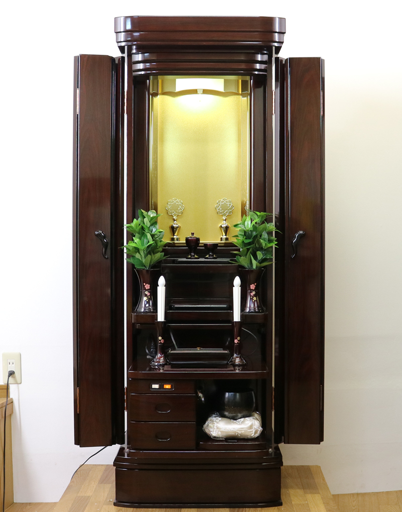 創価学会仏壇専門店桜梅桃李より中古家具調仏壇664を発売いたしました。ローズ調で厨子扉にある花びらが特徴のお仏壇です。