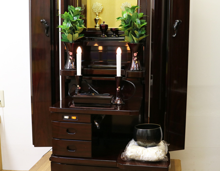 創価学会仏壇専門店桜梅桃李より中古家具調仏壇664を発売いたしました。ローズ調で厨子扉にある花びらが特徴のお仏壇です。