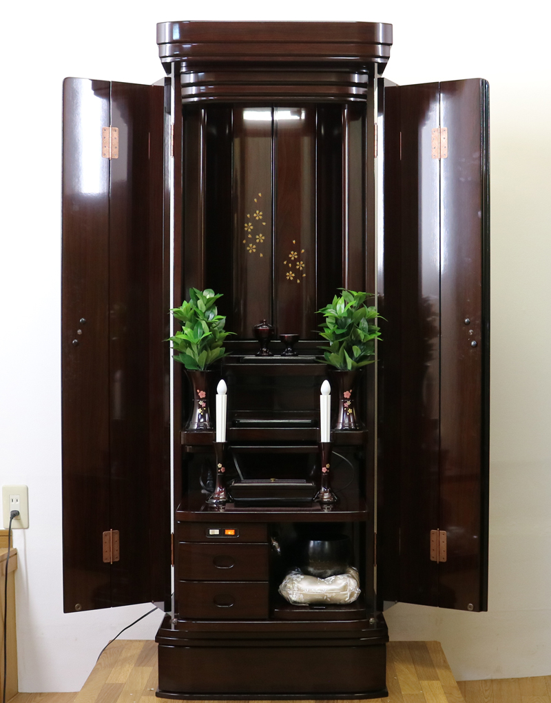 創価学会仏壇専門店桜梅桃李より中古家具調仏壇664を発売いたしました。ローズ調で厨子扉にある花びらが特徴のお仏壇です。