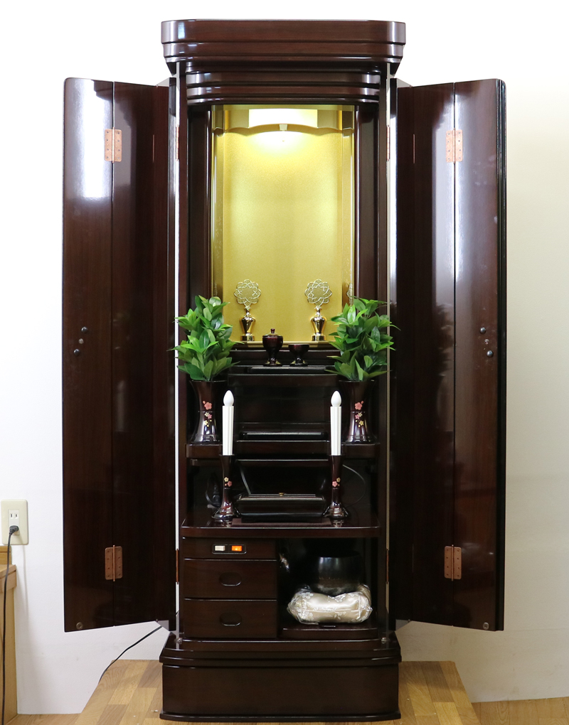 創価学会仏壇専門店桜梅桃李より中古家具調仏壇664を発売いたしました。ローズ調で厨子扉にある花びらが特徴のお仏壇です。