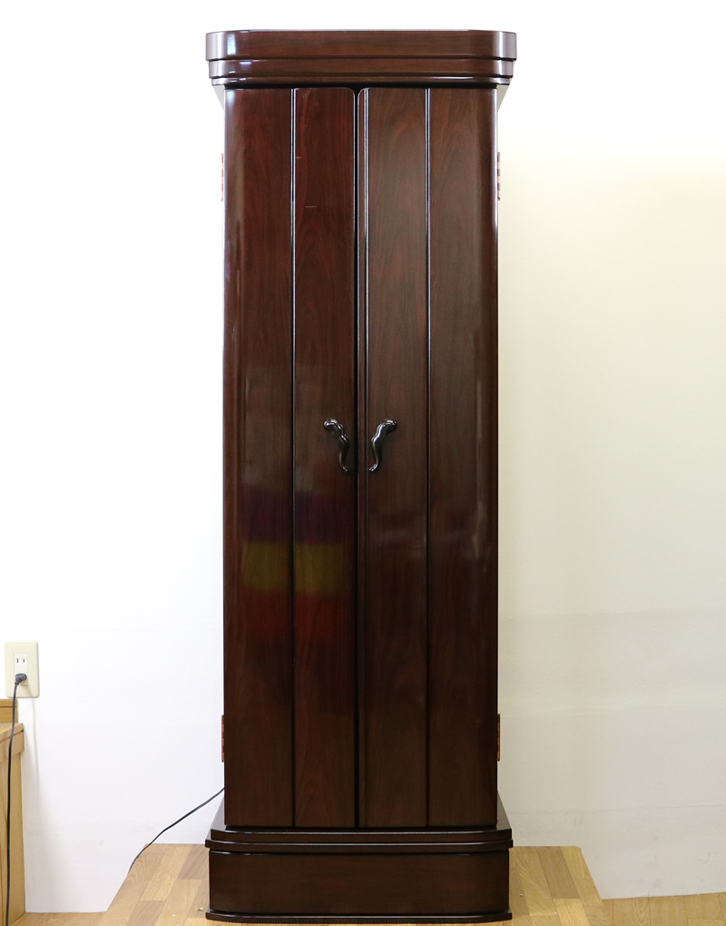 創価学会仏壇専門店桜梅桃李より中古家具調仏壇664を発売いたしました。ローズ調で厨子扉にある花びらが特徴のお仏壇です。