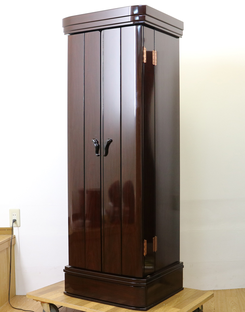 創価学会仏壇専門店桜梅桃李より中古家具調仏壇664を発売いたしました。ローズ調で厨子扉にある花びらが特徴のお仏壇です。