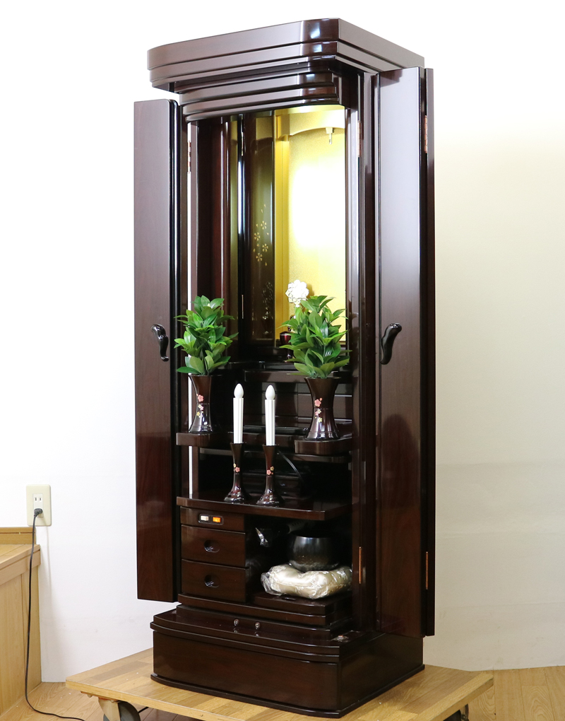 創価学会仏壇専門店桜梅桃李より中古家具調仏壇664を発売いたしました。ローズ調で厨子扉にある花びらが特徴のお仏壇です。