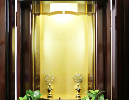 創価学会仏壇専門店桜梅桃李より中古家具調仏壇664を発売いたしました。ローズ調で厨子扉にある花びらが特徴のお仏壇です。