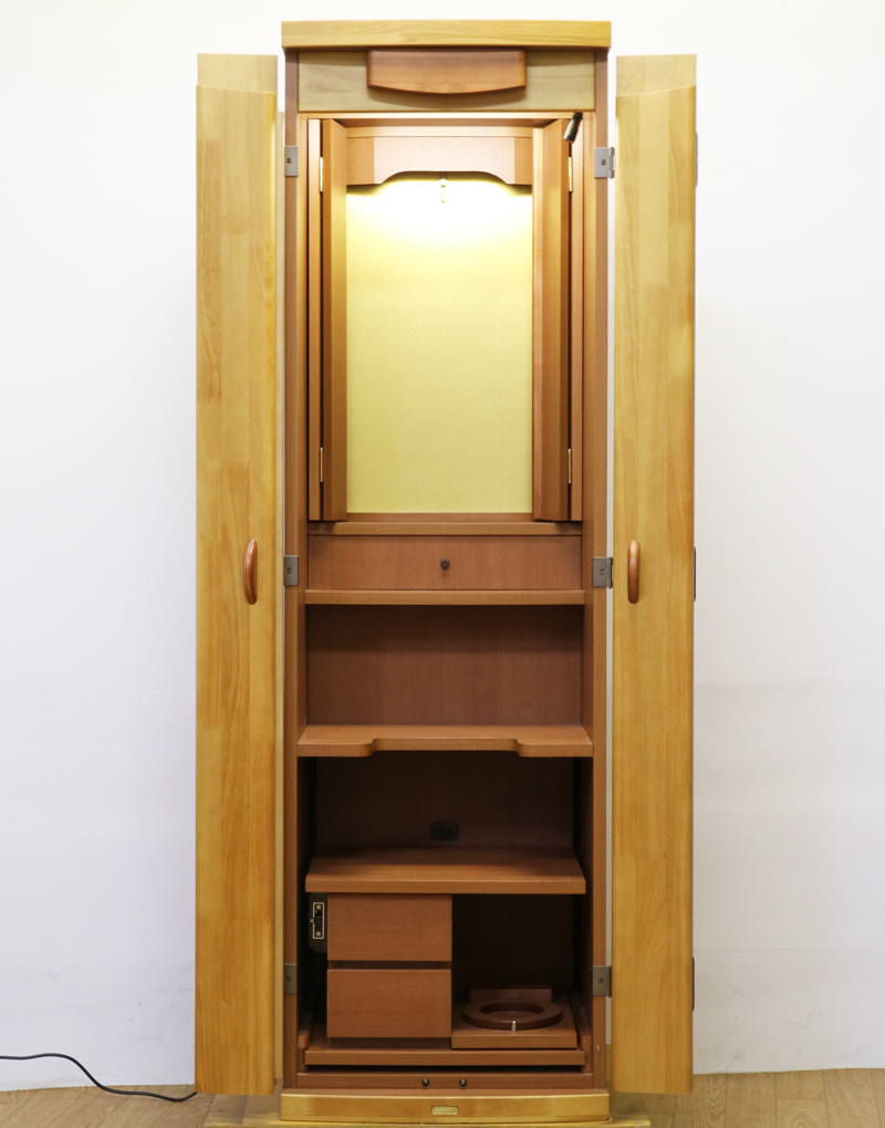 桜梅桃李.comより創価学会家具調中古仏壇666を発売いたします。今までのお仏壇のデザインではなかった、オシャレな雰囲気漂うデザインに仕上がっております。  材質はデザインにあった、パイン材を使用しており、暖かみあふれる明るい印象をお部屋にプラスしてくれます。