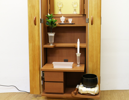  桜梅桃李.comより創価学会家具調中古仏壇666を販売いたします。今までのお仏壇のデザインではなかった、オシャレな雰囲気漂うデザインに仕上がっております。  材質はデザインにあった、パイン材を使用しており、暖かみあふれる明るい印象をお部屋にプラスしてくれます。