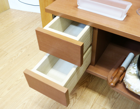  桜梅桃李.comより創価学会家具調中古仏壇666を販売いたします。今までのお仏壇のデザインではなかった、オシャレな雰囲気漂うデザインに仕上がっております。  材質はデザインにあった、パイン材を使用しており、暖かみあふれる明るい印象をお部屋にプラスしてくれます。