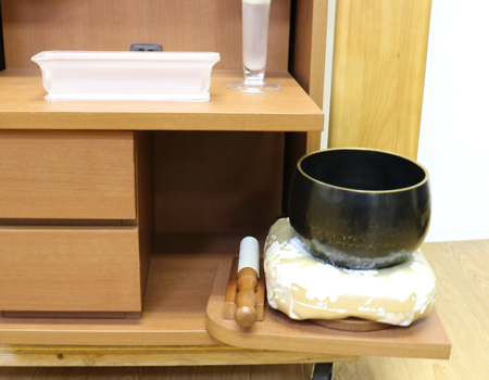  桜梅桃李.comより創価学会家具調中古仏壇666を販売いたします。今までのお仏壇のデザインではなかった、オシャレな雰囲気漂うデザインに仕上がっております。  材質はデザインにあった、パイン材を使用しており、暖かみあふれる明るい印象をお部屋にプラスしてくれます。