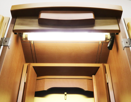  桜梅桃李.comより創価学会家具調中古仏壇666を販売いたします。今までのお仏壇のデザインではなかった、オシャレな雰囲気漂うデザインに仕上がっております。  材質はデザインにあった、パイン材を使用しており、暖かみあふれる明るい印象をお部屋にプラスしてくれます。