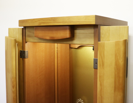  桜梅桃李.comより創価学会家具調中古仏壇666を販売いたします。今までのお仏壇のデザインではなかった、オシャレな雰囲気漂うデザインに仕上がっております。  材質はデザインにあった、パイン材を使用しており、暖かみあふれる明るい印象をお部屋にプラスしてくれます。