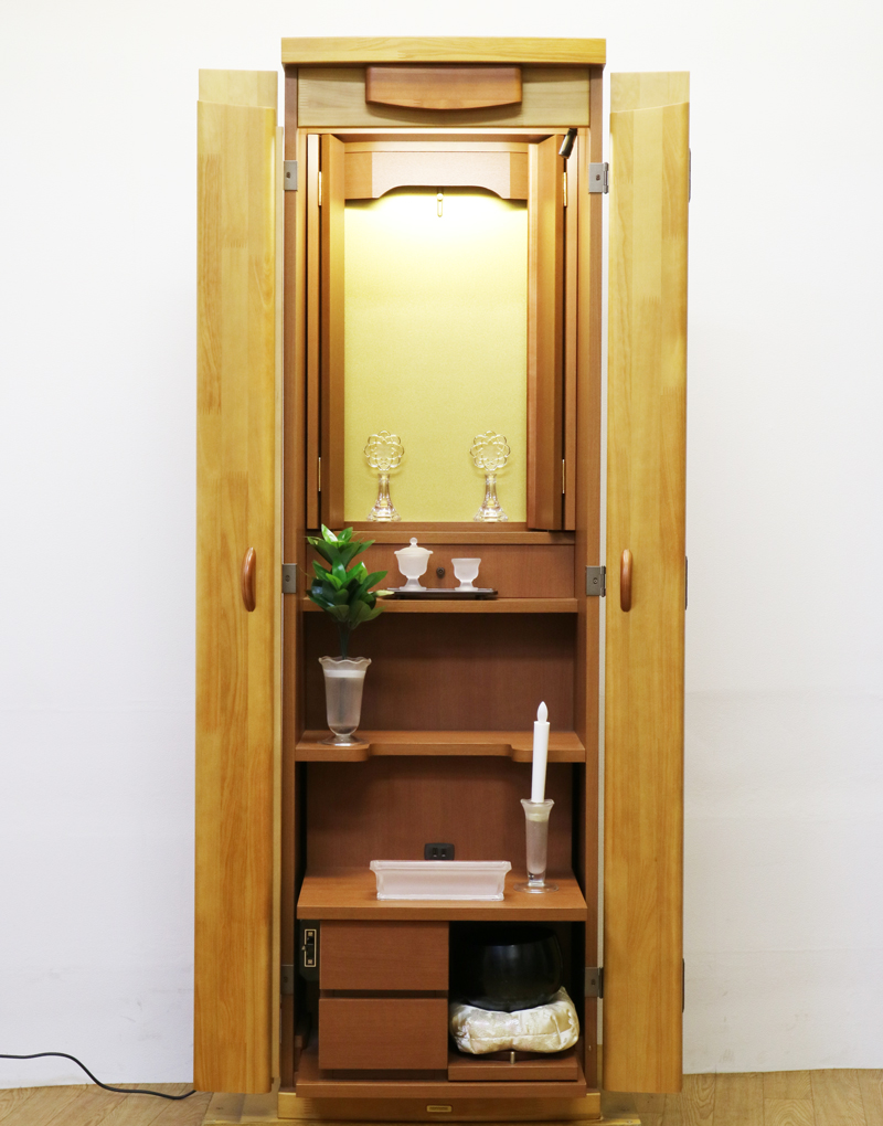 桜梅桃李.comより創価学会家具調中古仏壇666を発売いたします。今までのお仏壇のデザインではなかった、オシャレな雰囲気漂うデザインに仕上がっております。  材質はデザインにあった、パイン材を使用しており、暖かみあふれる明るい印象をお部屋にプラスしてくれます。