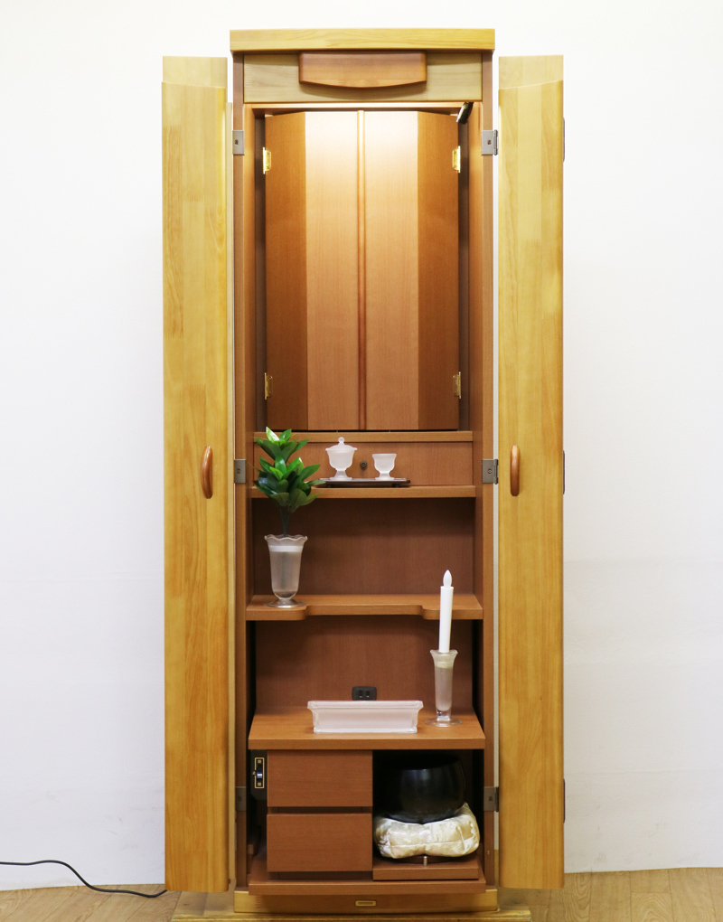 桜梅桃李.comより創価学会家具調中古仏壇666を発売いたします。今までのお仏壇のデザインではなかった、オシャレな雰囲気漂うデザインに仕上がっております。  材質はデザインにあった、パイン材を使用しており、暖かみあふれる明るい印象をお部屋にプラスしてくれます。