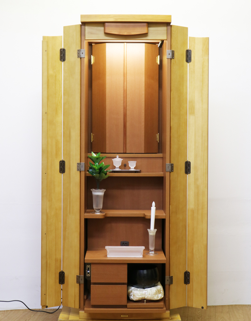 桜梅桃李.comより創価学会家具調中古仏壇666を発売いたします。今までのお仏壇のデザインではなかった、オシャレな雰囲気漂うデザインに仕上がっております。  材質はデザインにあった、パイン材を使用しており、暖かみあふれる明るい印象をお部屋にプラスしてくれます。