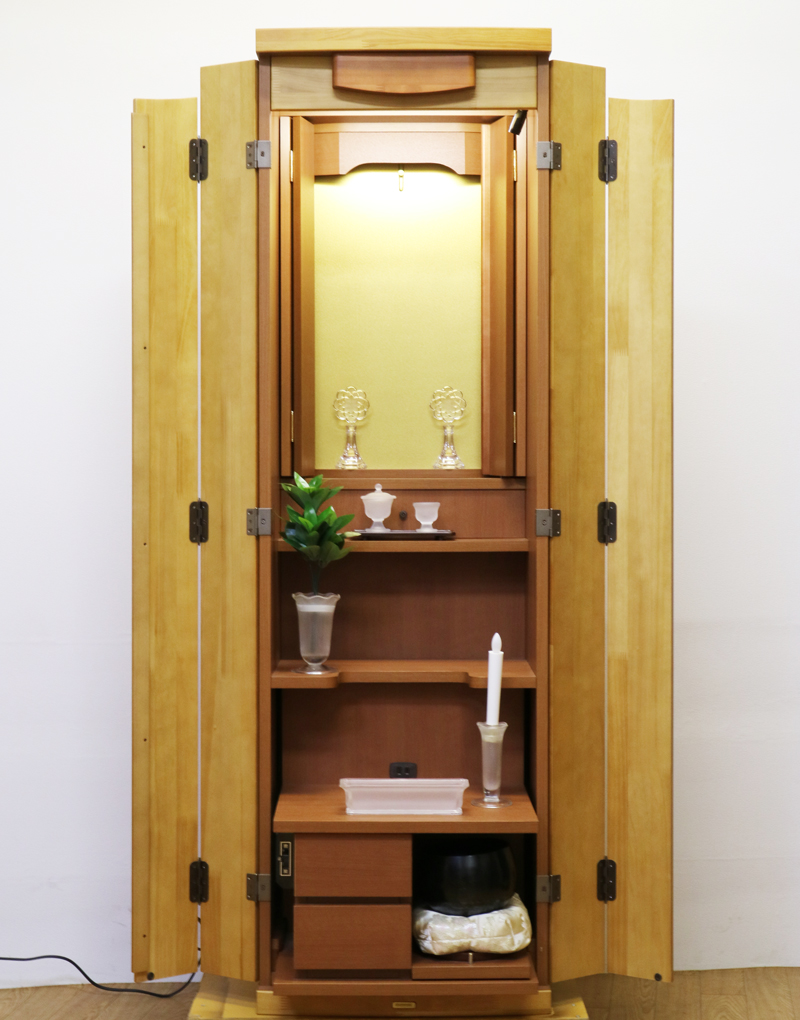 桜梅桃李.comより創価学会家具調中古仏壇666を発売いたします。今までのお仏壇のデザインではなかった、オシャレな雰囲気漂うデザインに仕上がっております。  材質はデザインにあった、パイン材を使用しており、暖かみあふれる明るい印象をお部屋にプラスしてくれます。