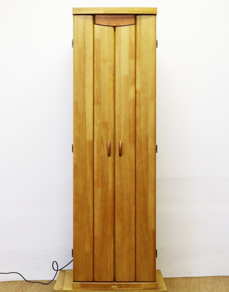 桜梅桃李.comより創価学会家具調中古仏壇666を発売いたします。今までのお仏壇のデザインではなかった、オシャレな雰囲気漂うデザインに仕上がっております。  材質はデザインにあった、パイン材を使用しており、暖かみあふれる明るい印象をお部屋にプラスしてくれます。