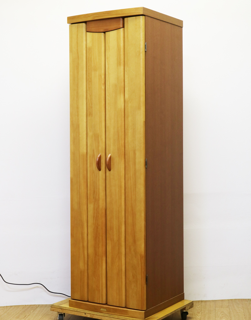 桜梅桃李.comより創価学会家具調中古仏壇666を発売いたします。今までのお仏壇のデザインではなかった、オシャレな雰囲気漂うデザインに仕上がっております。  材質はデザインにあった、パイン材を使用しており、暖かみあふれる明るい印象をお部屋にプラスしてくれます。