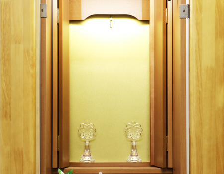 桜梅桃李.comより創価学会家具調中古仏壇666を販売いたします。今までのお仏壇のデザインではなかった、オシャレな雰囲気漂うデザインに仕上がっております。  材質はデザインにあった、パイン材を使用しており、暖かみあふれる明るい印象をお部屋にプラスしてくれます。