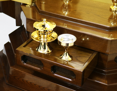 桜梅桃李.comより創価学会厨子型中古仏壇667鉄刀木徳島仏壇を発売いたします。鉄刀木でできた高級徳島の厨子型中古仏壇です。  和室・拠点に最適です。