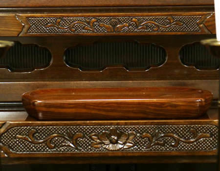 桜梅桃李.comより創価学会厨子型中古仏壇667鉄刀木徳島仏壇を発売いたします。鉄刀木でできた高級徳島の厨子型中古仏壇です。  和室・拠点に最適です。