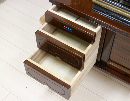 桜梅桃李.comより創価学会厨子型中古仏壇667鉄刀木徳島仏壇を発売いたします。鉄刀木でできた高級徳島の厨子型中古仏壇です。  和室・拠点に最適です。