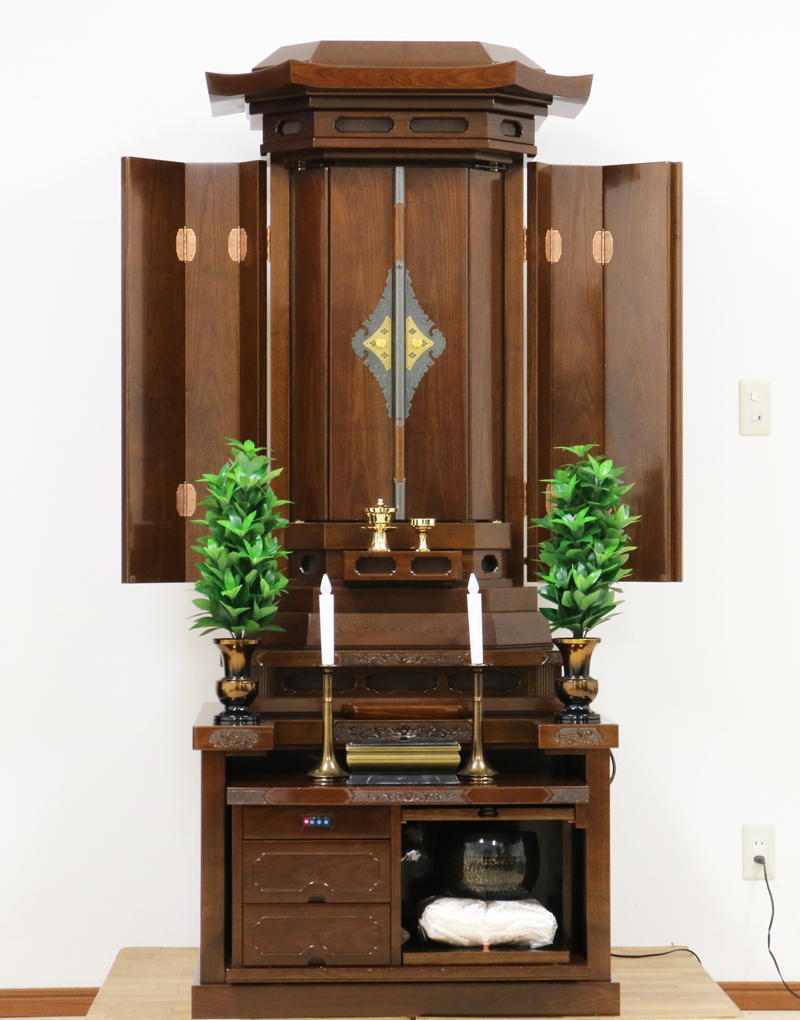 桜梅桃李.comより創価学会厨子型中古仏壇667鉄刀木徳島仏壇を発売いたします。鉄刀木でできた高級徳島の厨子型中古仏壇です。  和室・拠点に最適です。