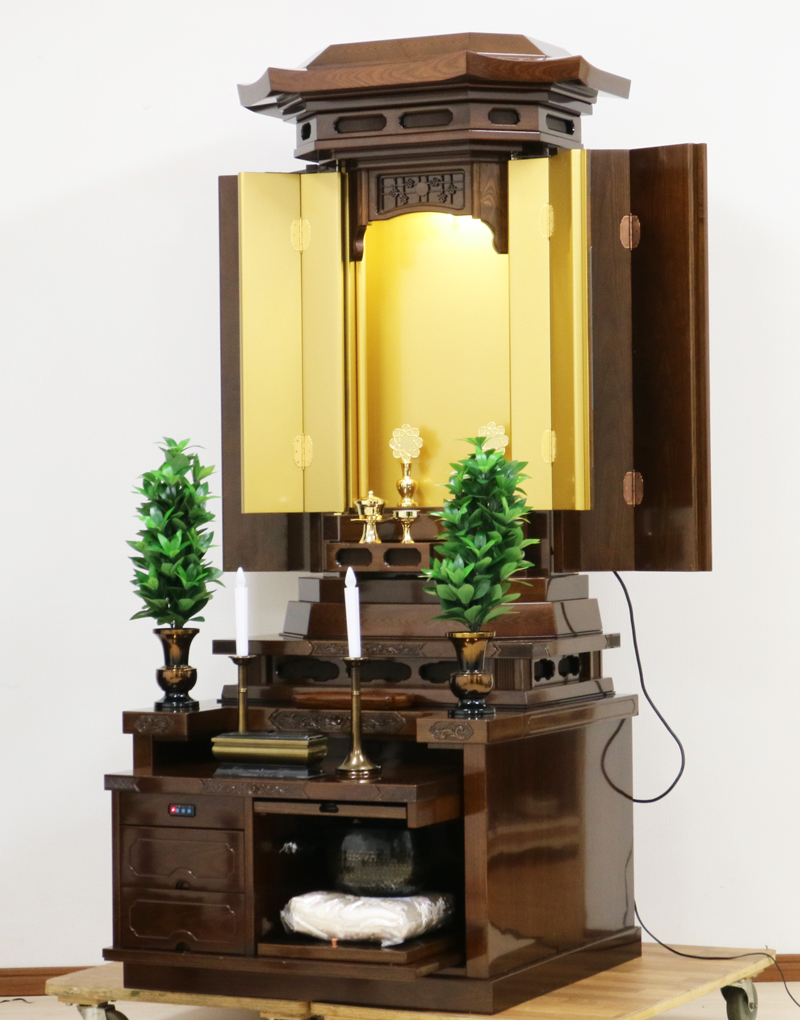 桜梅桃李.comより創価学会厨子型中古仏壇667鉄刀木徳島仏壇を発売いたします。鉄刀木でできた高級徳島の厨子型中古仏壇です。  和室・拠点に最適です。