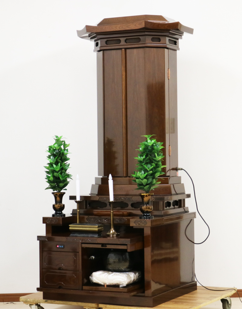 桜梅桃李.comより創価学会厨子型中古仏壇667鉄刀木徳島仏壇を発売いたします。鉄刀木でできた高級徳島の厨子型中古仏壇です。  和室・拠点に最適です。