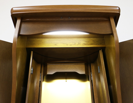 お厨子を開くと美しく煌びやかな金色がご本尊様を荘厳してくれます。  内部には蛍光灯照明も付属していますのでご本尊様を明るく照らしてくれます。