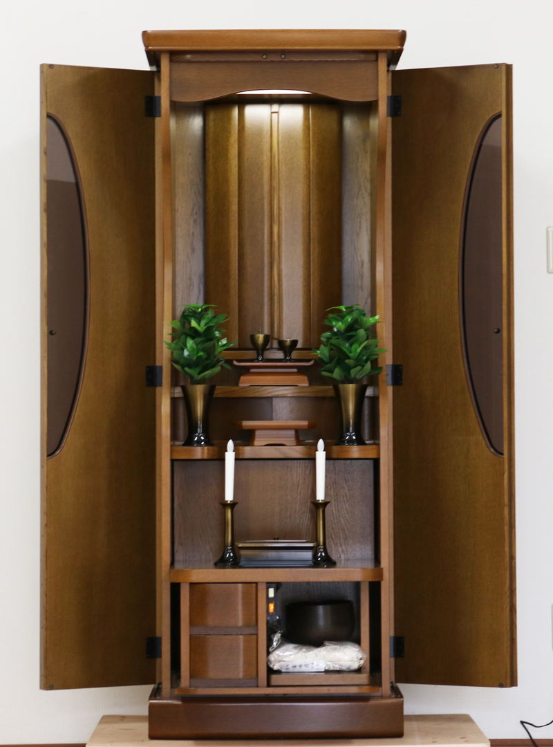 仏壇全体:高さ約162cm x 幅約58cm x 奥行約47.5cm 扉最大幅約:110cm 厨子内寸約:56cm x 30cm 押込み式外扉ですので、拠点等でご使用の際も、ななめからでもご本尊様を拝すことができ大変便利です。