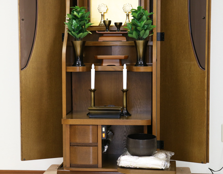 仏具有選択のお客様には、上記写真の仏具が付属いたします。  新品:造花おしきみSS×2、LED電子ローソク小×2  金色PC徳利、仏器・茶器、花立×2、灯立て×2、角香炉×1、  リン布団4.5寸、リン棒8号  中古:天目、三宝、リン