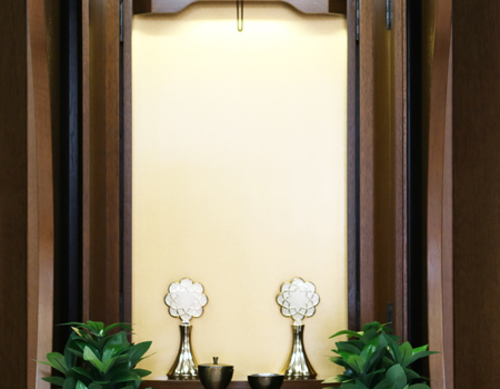 お厨子を開くと美しく煌びやかな金色がご本尊様を荘厳してくれます。  内部には蛍光灯照明も付属していますのでご本尊様を明るく照らしてくれます。