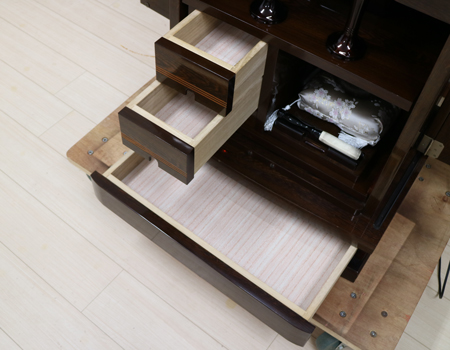 創価学会仏壇専門店桜梅桃李.comより創価学会家具調中古仏壇673を発売いたします。収納経机に引き出しは三か所。そのほか、猫戸・厨子下収納がございます。