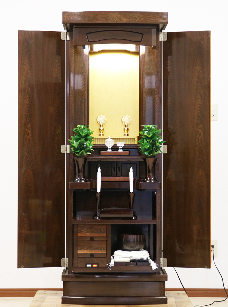 最安値を目指して、スタッフ一同頑張っております。 創価学会仏壇アウトレット・訳アリ商品・中古商品を扱う、創価学会仏壇専門店桜梅桃李.comより発売いたします。 洋室に最適です。 創価学会中古家具調仏壇  673　鉄刀木のお仏壇です 扉を手前までしっかりと引き開いています。仏壇のサイズが床の間のサイズにギリギリの場合、手前まで扉を引けば設置にも困りません。 拠点や個人会館・または仏間・洋室に設置の場合は、扉を奥にしたまま扉を開くこともできます。この開き方ですと、ななめの角度からもしっかりとご本尊様を拝見できます。