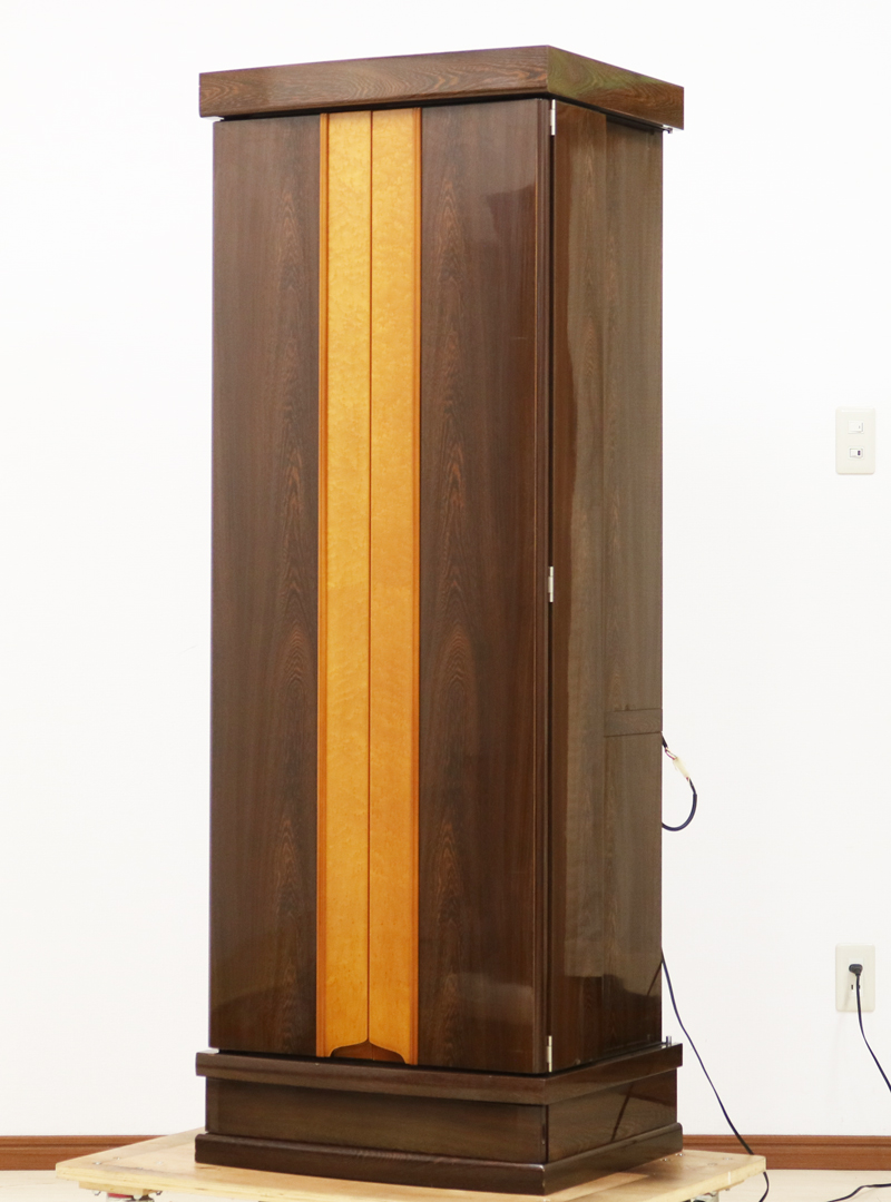 最安値を目指して、スタッフ一同頑張っております。 創価学会仏壇アウトレット・訳アリ商品・中古商品を扱う、創価学会仏壇専門店桜梅桃李.comより発売いたします。 洋室に最適です。 創価学会中古家具調仏壇  673　鉄刀木のお仏壇です 扉を手前までしっかりと引き開いています。仏壇のサイズが床の間のサイズにギリギリの場合、手前まで扉を引けば設置にも困りません。 拠点や個人会館・または仏間・洋室に設置の場合は、扉を奥にしたまま扉を開くこともできます。この開き方ですと、ななめの角度からもしっかりとご本尊様を拝見できます。