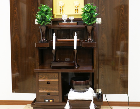 最安値を目指して、スタッフ一同頑張っております。 創価学会仏壇アウトレット・訳アリ商品・中古商品を扱う、創価学会仏壇専門店桜梅桃李.comより発売いたします。 洋室に最適です。 創価学会中古家具調仏壇  673　鉄刀木のお仏壇です 扉を手前までしっかりと引き開いています。仏壇のサイズが床の間のサイズにギリギリの場合、手前まで扉を引けば設置にも困りません。 拠点や個人会館・または仏間・洋室に設置の場合は、扉を奥にしたまま扉を開くこともできます。この開き方ですと、ななめの角度からもしっかりとご本尊様を拝見できます。